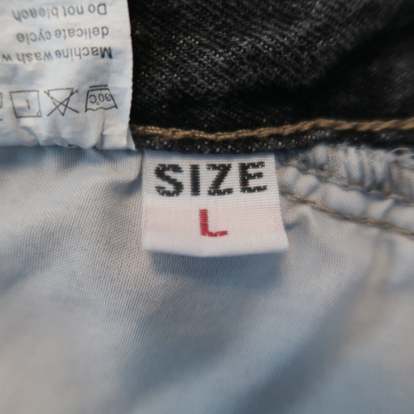 VINTAGE 90'S PATCHED AND EMBROIDERED SHORTS-SIZE L - Picture 6 of 7